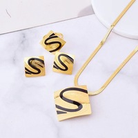 Nouvel ensemble de bijoux en acier inoxydable, design tendance, style rétro, collier noir, boucles d'oreilles et bague, ensemble de trois pièces pour femmes.
