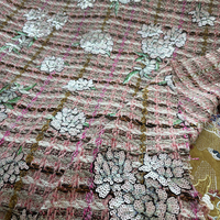 Broderie de sequins floraux sur tissu tweed rose pour veste, jupe, sac, canapé et décoration textile d'ameublement