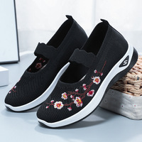 Nouvelles chaussures d'été brodées à enfiler pour femmes, chaussures décontractées respirantes, chaussures paresseuses en gros du fabricant