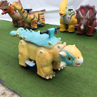 Trottinette électrique dinosaure Triceratops violette pour enfants, siège sécurisé pour la location en aire de jeux intérieure/extérieure