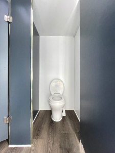 Unité de toilettes mobiles de 6 m avec toilettes à chasse d'eau et lavabo pour événements et chantiers - Product Image 2