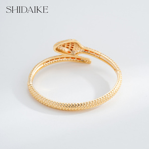 <span class=keywords><strong>Bracelet</strong></span> à breloques de mode pour dames élégantes en laiton zircon plaqué or 18 carats Options personnalisées disponibles-Design serpent Design ouvert en gros - Product Image 3