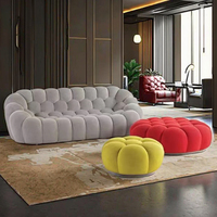 Canapé-lit modulaire en tissu crème, design minimaliste, style artistique, tendance influenceur, avec mousse rafraîchissante