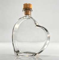 Bouteille en verre de luxe haut de gamme avec forme unique et bouchon en liège, pour la vodka, le whisky et le brandy.