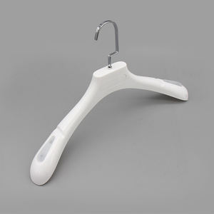 滑り止め服ハンガー大人用強い布カスタムロゴスーツプラスチックハンガーワードローブ用金属フック付き - Product Image 6