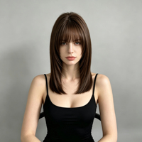 La perruque mi-longue dégradée marron avec frange a une texture lisse et anti-frisottis, idéale pour les trajets quotidiens.
