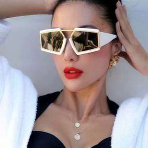 Gafas de Sol de Moda al por Mayor con Logotipo Personalizado para Mujer, Gafas de Sol Cuadradas Extra Grandes Irregulares con Marco de Metal y Protección UV400 - Product Image 3