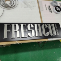 Panneau publicitaire rétroéclairé LED 3D en métal DakeSign avec contrôle Bluetooth, taille personnalisable pour les panneaux d'affichage des constructeurs automobiles