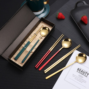 Juego de 2 Palillos y Cuchara de Acero Inoxidable 304, Cuchara de Cabeza Grande Redondeada Pintada en Varios Colores, Utensilios Portátiles con Caja de Regalo - Product Image 1