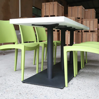 Ensemble de table à manger semi-brillante blanche pour restaurant commercial, utilisée, avec 4 chaises et base noire