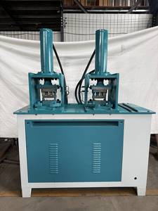 Machine de poinçonnage <span class=keywords><strong>hydraulique</strong></span> automatique à double station pour profilés métalliques de clôtures et de garde-corps - Product Image 1
