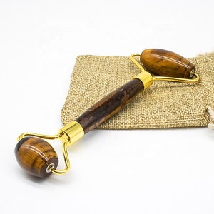 Vente en gros d'Oeil de Tigre Naturel Jade Rouleau de Guérison Masseur de <span class=keywords><strong>Visage</strong></span> <span class=keywords><strong>avec</strong></span> Poignée en Métal Laiton pour les Soins <span class=keywords><strong>du</strong></span> <span class=keywords><strong>Visage</strong></span> - Product Image 3