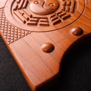 Colgante de madera de durazno con doble pez de la prosperidad y espejo Bagua tallado en relieve para decoración de Feng Shui en el hogar u oficina - Product Image 2
