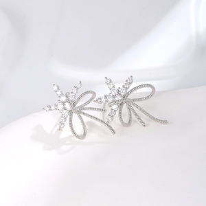 Pendientes de circonita con diseño de lazo de cinta y nieve, engaste de bisel, regalo de moda para mujer, Yiwu - Product Image 3