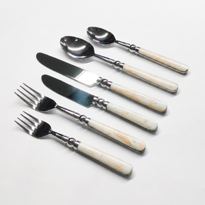 Ensemble de couverts Off White Distress en acier inoxydable avec manche en résine, service de 6 pièces, finition argent brillant, vaisselle de luxe - Product Image 1