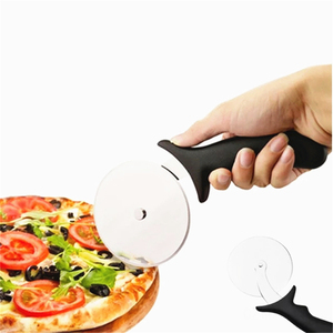 Roue à découper la pizza innovante avec couvercle en plastique, manche en bois, lame en acier à bascule tranchante L35Cm, coupe-pizza Lous Kitchen - Product Image 5