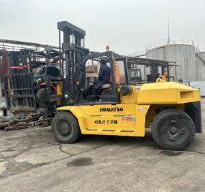 Montacargas Diésel Komatsu Usado de 16 Toneladas, Modelo 2023, con Desplazamiento Lateral y en Buenas Condiciones |   Embalaje de Paletas para Exportación de Motores de Uso Pesado - Product Image 3