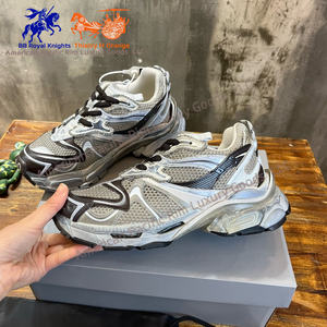 รองเท้าผ้าใบแฟชั่นคุณภาพสูงสำหรับผู้ชายและผู้หญิง ดีไซน์หนา วัสดุโพลียูรีเทนและเส้นใยโพลีเอสเตอร์ เหมาะสำหรับเล่นกีฬา เดินเล่น และสวมใส่ลำลอง - Product Image 4