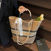 Nouveau Sac Fourre-tout d'Été 2026 Tendance, en Paille Tressée Unie avec Broderies et Chaînes, Grande Capacité, Sac de Plage Bohème pour Femme, Idéal Voyage