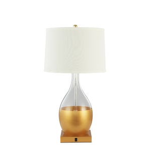 Lámpara de Mesa Moderna con Acabado Dorado y Base Cuadrada con Enchufe y Puerto USB para Decoración de Hotel - Product Image 1