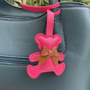 Llavero de Oso Pequeño Adorable al por Mayor - Llavero de Cuero PU con Lazo para Mujer, Colgante Personalizado para Bolso, Regalo para Niñas, MOQ 30 unidades - Product Image 3