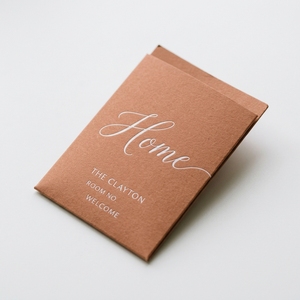 Fundas de tarjetas de acceso de hotel de primera calidad, lisas, mate, color rojo terracota, porta tarjetas de papel personalizadas para hoteles boutique y alojamientos de lujo - Product Image 1