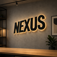 Enseigne murale personnalisée NEXUS 3D en lettres noires avec halo LED doré rétroéclairé