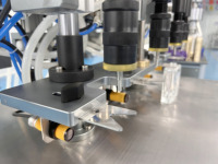 Machine de remplissage de parfum semi-automatique, contrôlée par PLC, à moteur, haute précision, pour bouteilles en verre, idéale pour les petites entreprises