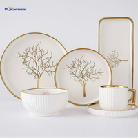 32 pièces de vaisselle en porcelaine élégante à bord doré, avec rayures verticales en relief, assiettes, bols, tasses, plateau, motifs floraux et d'arbres en option