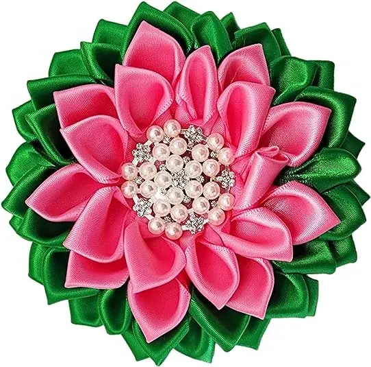 Grande quantité en Stock pas cher personnalisé rose et vert Satin broche perles d'imitation sororité ruban femmes grec fleur broche