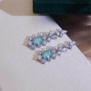 Boucles d'oreilles pendantes romantiques en argent avec zircon cubique vert, taille radiant 8x10mm, motif boule, dorées, cadeau idéal pour les fêtes - Product Image 2