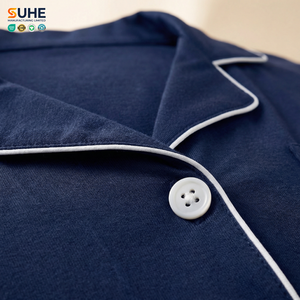 ชุดนอนผู้หญิง SUHE ผ้าเรยอนถักเนื้อนุ่ม แขนสั้น สำหรับฤดูร้อน พร้อมเชือกผูกเอว แต่งขอบด้วยผ้าปิ๊ปปิ้ง มีกระเป๋า กางเกงขาสั้น ใส่สบาย - Product Image 3