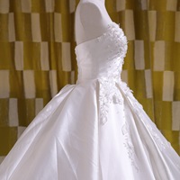 Robe de mariée de luxe classique 26113D en satin et dentelle florale, longueur ras du sol, grande taille, style robe de bal, ornée de perles