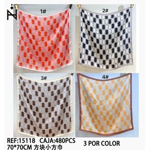 Fazzoletto quadrato 70x70 cm con motivo a scacchiera, sciarpa alla moda per donna e uomo - Product Image 3