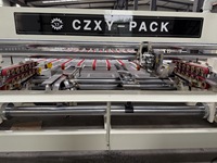 Machine semi-automatique à piquer les boîtes en carton ondulé à double pièce
