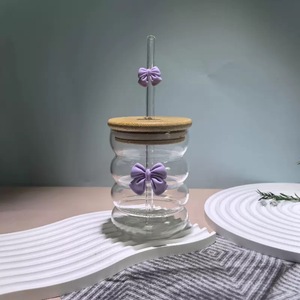 Vaso de Vidrio de Borosilicato Alto Personalizado de 300 ml, Bonito Diseño de Lazo, Reutilizable, Portátil, con Tapa de Madera de Bambú y Pajita de Mariposa - Product Image 5