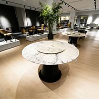 Moderner Luxus-Esstisch aus Marmor mit runden Metallbeinen