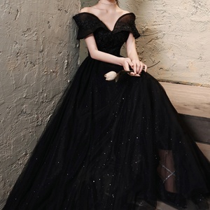 ชุดราตรีหรูหราสีดำประดับเลื่อมแบบไหล่เดียว แขนพองยาว เรียบหรู สำหรับงานเลี้ยง - Product Image 4