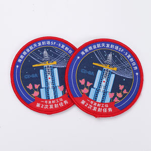 Parche <span class=keywords><strong>de</strong></span> gancho y bucle <span class=keywords><strong>de</strong></span> diseñador con nombre personalizado, insignia tejida bordada <span class=keywords><strong>de</strong></span> tela universitaria pequeña para ropa - Product Image 3