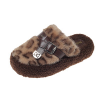 Nouvelles pantoufles douillettes à bout fermé pour femme, imprimé léopard, avec boucle, collection automne-hiver 2026, épaisses et chaudes, pour intérieur et extérieur, style mode.