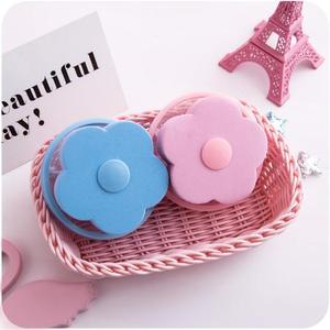 Filtro flotante para lavadora, removedor de pelusas, limpiador de ropa portátil con forma de flor rosa y azul para el cuidado de la ropa - Product Image 3
