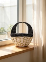 Panier à fleurs beige vert imitation osier, poignée enveloppée de tissu noir, doublure en plastique, pot de jardin extérieur