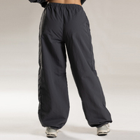Maßgefertigte Übergroße Trainingshose für Damen 100% Nylon Verstellbarer Bungee-Saum Plissierte Knie Y2K Streetwear Parachute Gym Casual Sweatpants