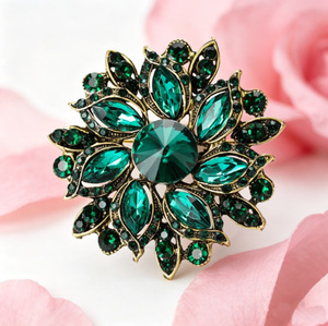 Broche rétro audacieuse et tendance de style européen et américain, avec accents de cristaux multicolores éblouissants, en alliage, accessoire de mariage et de vêtement d'extérieur unisexe - Product Image 4