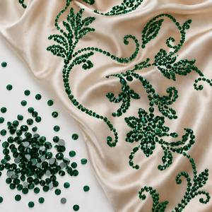 Strass en verre éco-responsable thermocollant, vert émeraude, vert permanent, luxuriant et précieux, pour Noël et les célébrations festives - Product Image 5