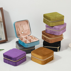 Portagioie da Viaggio Mini Portatile Personalizzato con Cerniera per Anelli e Orecchini, Piccolo Cofanetto in Velluto per Collane - Product Image 1