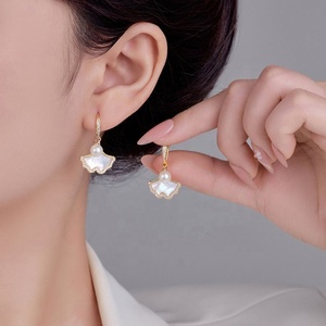 Pendientes de Perlas de Imitación con Diseño Geométrico de Latón de Alta Gama, Regalo de Perlas Cultivadas de Lujo para Mujeres con Sentido de la Moda - Product Image 2