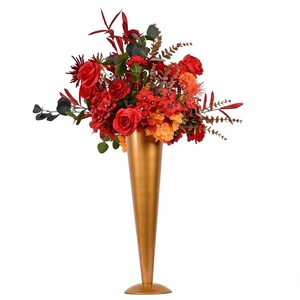 Vase en laiton fait main, moderne et écologique, forme conique, base cannelée, pour la maison, les mariages, la salle de séjour, ou comme vase de table. - Product Image 1