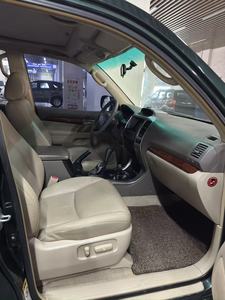 Toyota Prado 4.0 avec châssis surélevé, téléviseur au plafond, peinture 100% d'origine, sans accident, sans retouche, état authentique, bien entretenu, SUV 2004 - Product Image 3
