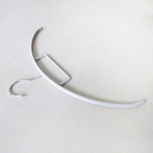 Perchero de Metal Semicircular Blanco, Diseño Grueso, para Exhibición de Ropa de Boutique, Acabado con Revestimiento de PVC, Sin Costuras, Antideslizante - Product Image 3